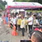 Presiden Prabowo Subianto meninjau langsung kondisi jalan nasional yang putus total akibat bencana hidrometeorologi di kawasan Lembah Anai, Kabupaten Tanah Datar, Kamis (18/12/2025). (Foto: ADPSB)