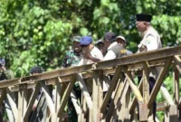 Presiden Prabowo Subianto meninjau Jembatan Bailey Padang Mantuang di Kecamatan 2x11 Kayu Tanam, Kabupaten Padang Pariaman, Kamis (18/12/2025). (Foto: ADPSB)