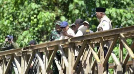 Presiden Prabowo Subianto meninjau Jembatan Bailey Padang Mantuang di Kecamatan 2x11 Kayu Tanam, Kabupaten Padang Pariaman, Kamis (18/12/2025). (Foto: ADPSB)