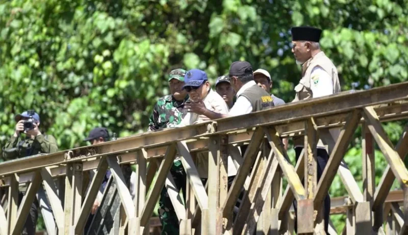 Presiden Prabowo Subianto meninjau Jembatan Bailey Padang Mantuang di Kecamatan 2x11 Kayu Tanam, Kabupaten Padang Pariaman, Kamis (18/12/2025). (Foto: ADPSB)