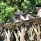 Presiden Prabowo Subianto meninjau Jembatan Bailey Padang Mantuang di Kecamatan 2x11 Kayu Tanam, Kabupaten Padang Pariaman, Kamis (18/12/2025). (Foto: ADPSB)