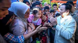 Presiden RI Prabowo Subianto saat meninjau lokasi terdampak di Komplek Bumi Kasang Permai, Batang Anai, Kabupaten Padang Pariaman, Senin (1/12/2025). (Foto: BPMI Setpres)