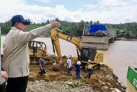 Presiden Prabowo Subianto meninjau pembangunan Jembatan Bailey Teupin Mane, ruas vital penghubung Bireuen-Takengon di Kabupaten Bireuen, Aceh, Minggu (7/12/2025). (Foto: BPMI Setpres) 