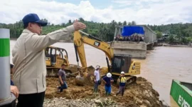 Presiden Prabowo Subianto meninjau pembangunan Jembatan Bailey Teupin Mane, ruas vital penghubung Bireuen-Takengon di Kabupaten Bireuen, Aceh, Minggu (7/12/2025). (Foto: BPMI Setpres) 