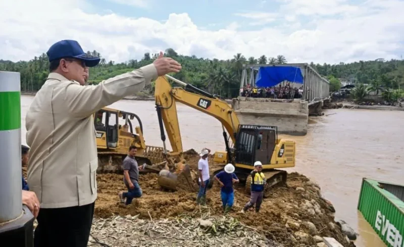 Presiden Prabowo Subianto meninjau pembangunan Jembatan Bailey Teupin Mane, ruas vital penghubung Bireuen-Takengon di Kabupaten Bireuen, Aceh, Minggu (7/12/2025). (Foto: BPMI Setpres) 