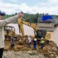 Presiden Prabowo Subianto meninjau pembangunan Jembatan Bailey Teupin Mane, ruas vital penghubung Bireuen-Takengon di Kabupaten Bireuen, Aceh, Minggu (7/12/2025). (Foto: BPMI Setpres) 