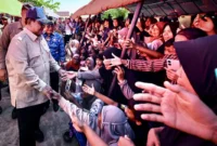Presiden bertemu langsung para warga terdampak di posko pengungsian di Padang Pariaman, pada Senin (1/12/2025). (Foto: BPMI Setpres)
