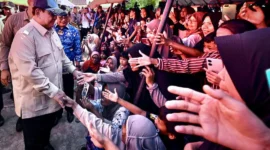 Presiden bertemu langsung para warga terdampak di posko pengungsian di Padang Pariaman, pada Senin (1/12/2025). (Foto: BPMI Setpres)