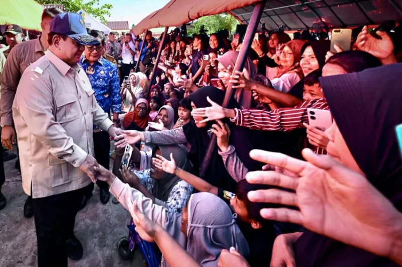Presiden bertemu langsung para warga terdampak di posko pengungsian di Padang Pariaman, pada Senin (1/12/2025). (Foto: BPMI Setpres)