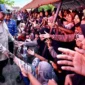 Presiden bertemu langsung para warga terdampak di posko pengungsian di Padang Pariaman, pada Senin (1/12/2025). (Foto: BPMI Setpres)