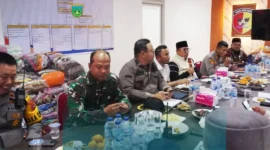 Wali Kota Padang Panjang Hendri Arnis memimpin Rapat Koordinasi Nataru di Markas Koramil 01/PP, Rabu (24/12/2025). (Foto: Kominfo Padang Panjang)
