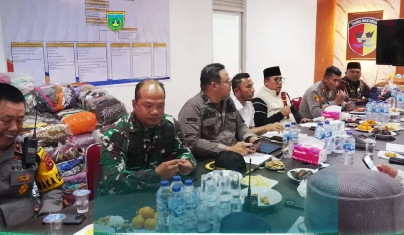 Wali Kota Padang Panjang Hendri Arnis memimpin Rapat Koordinasi Nataru di Markas Koramil 01/PP, Rabu (24/12/2025). (Foto: Kominfo Padang Panjang)