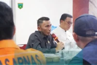 Wakil Wali Kota Allex Saputra saat rapat evaluasi penanganan bencana di Posko Utama Tanggap Darurat, Koramil 01/Padang Panjang, Jumat (12/12/2025) malam. (Foto: Kominfo Padang Panjang)