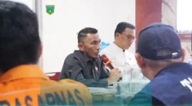 Wakil Wali Kota Allex Saputra saat rapat evaluasi penanganan bencana di Posko Utama Tanggap Darurat, Koramil 01/Padang Panjang, Jumat (12/12/2025) malam. (Foto: Kominfo Padang Panjang)