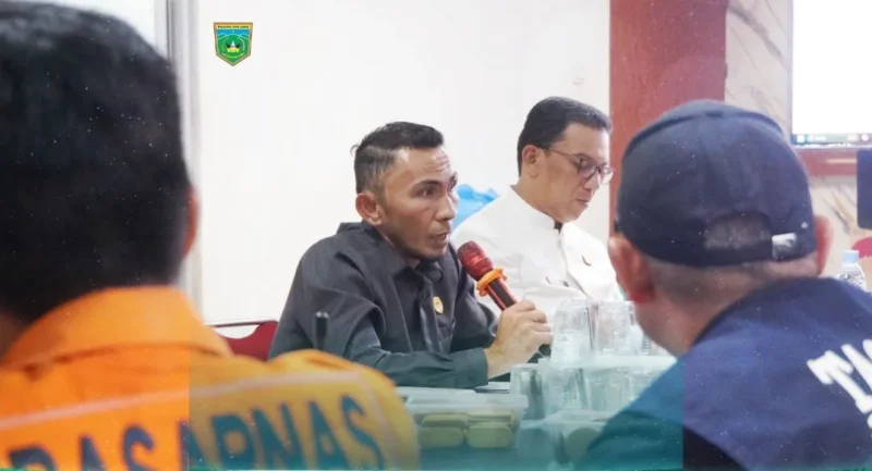 Wakil Wali Kota Allex Saputra saat rapat evaluasi penanganan bencana di Posko Utama Tanggap Darurat, Koramil 01/Padang Panjang, Jumat (12/12/2025) malam. (Foto: Kominfo Padang Panjang)