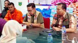 Sekretaris Daerah Kota Padang Panjang, Sonny Budaya Putra dalam Rapat Evaluasi di Posko Tanggap Darurat, Sabtu (6/12). (Foto: Kominfo Padang Panjang)