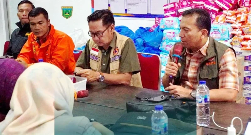 Sekretaris Daerah Kota Padang Panjang, Sonny Budaya Putra dalam Rapat Evaluasi di Posko Tanggap Darurat, Sabtu (6/12). (Foto: Kominfo Padang Panjang)