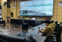 Wakil Wali Kota Padang Maigus Nasir memimpin rapat koordinasi lintas sektor di Balai Kota Padang, Senin (22/12/2025). (Foto: Diskominfo Padang)