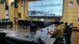 Wakil Wali Kota Padang Maigus Nasir memimpin rapat koordinasi lintas sektor di Balai Kota Padang, Senin (22/12/2025). (Foto: Diskominfo Padang)
