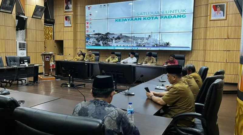 Wakil Wali Kota Padang Maigus Nasir memimpin rapat koordinasi lintas sektor di Balai Kota Padang, Senin (22/12/2025). (Foto: Diskominfo Padang)