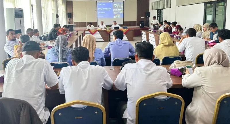 Ketua TKPKD Padang Panjang, Allex Saputra saat Rapat Koordinasi TKPKD di Aula BKPSDM Padang Panjang, Rabu (24/12/2025). (Foto: Kominfo Padang Panjang)