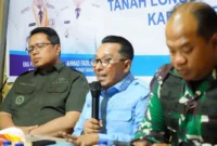 Bupati Tanah Datar Eka Putra dalam rapat persiapan pembangunan Huntara di posko utama bantuan Batu Taba, Kamis (11/12/2025) malam. (Foto: Prokopim Tanah Datar)