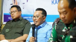 Bupati Tanah Datar Eka Putra dalam rapat persiapan pembangunan Huntara di posko utama bantuan Batu Taba, Kamis (11/12/2025) malam. (Foto: Prokopim Tanah Datar)