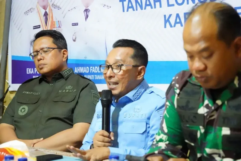 Bupati Tanah Datar Eka Putra dalam rapat persiapan pembangunan Huntara di posko utama bantuan Batu Taba, Kamis (11/12/2025) malam. (Foto: Prokopim Tanah Datar)