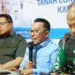 Bupati Tanah Datar Eka Putra dalam rapat persiapan pembangunan Huntara di posko utama bantuan Batu Taba, Kamis (11/12/2025) malam. (Foto: Prokopim Tanah Datar)