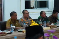 Kepala Badan Kesbangpol Padang Syahendri Barkah mengikuti Rapat Koordinasi Lintas Sektoral Operasi Lilin Singgalang 2025 di Aula Tuah Sakato Polresta Padang, Selasa (16/12/2025). (Foto: Diskominfo Padang)