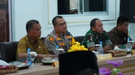 Kepala Badan Kesbangpol Padang Syahendri Barkah mengikuti Rapat Koordinasi Lintas Sektoral Operasi Lilin Singgalang 2025 di Aula Tuah Sakato Polresta Padang, Selasa (16/12/2025). (Foto: Diskominfo Padang)