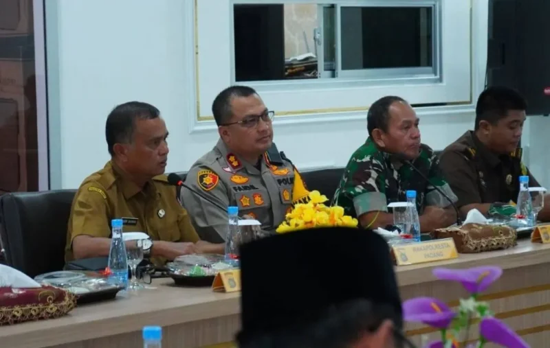 Kepala Badan Kesbangpol Padang Syahendri Barkah mengikuti Rapat Koordinasi Lintas Sektoral Operasi Lilin Singgalang 2025 di Aula Tuah Sakato Polresta Padang, Selasa (16/12/2025). (Foto: Diskominfo Padang)