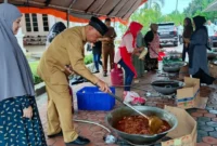 TP PKK Sumbar menginisiasi program Marandang untuk Sumatera, sebuah gerakan produksi rendang massal sebagai bantuan pangan bagi korban bencana. (Foto: ADPSB)