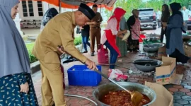 TP PKK Sumbar menginisiasi program Marandang untuk Sumatera, sebuah gerakan produksi rendang massal sebagai bantuan pangan bagi korban bencana. (Foto: ADPSB)