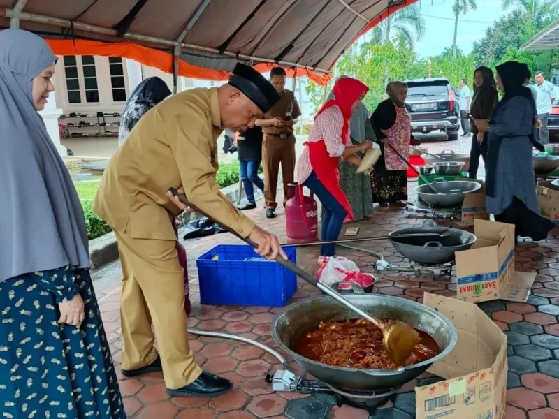 TP PKK Sumbar menginisiasi program Marandang untuk Sumatera, sebuah gerakan produksi rendang massal sebagai bantuan pangan bagi korban bencana. (Foto: ADPSB)