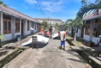 UPTD Rusunawa Kota Padang mulai melakukan pembersihan Rusunawa Lubuk Buaya yang akan difungsikan sebagai hunian sementara bagi korban bencana alam. (Foto: Diskominfo Padang)
