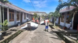 UPTD Rusunawa Kota Padang mulai melakukan pembersihan Rusunawa Lubuk Buaya yang akan difungsikan sebagai hunian sementara bagi korban bencana alam. (Foto: Diskominfo Padang)