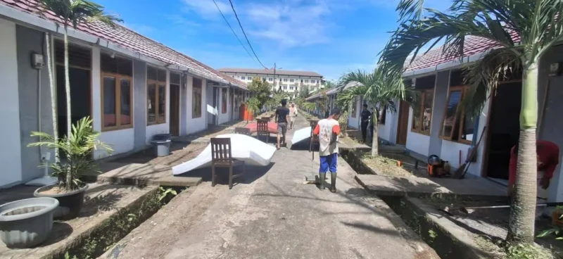 UPTD Rusunawa Kota Padang mulai melakukan pembersihan Rusunawa Lubuk Buaya yang akan difungsikan sebagai hunian sementara bagi korban bencana alam. (Foto: Diskominfo Padang)