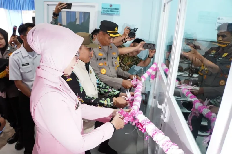 Wali Kota Padang Panjang, Hendri Arnis meresmikan SPPG Koto Panjang Yayasan Kemala Bhayangkari Kota Padang Panjang, Jumat (26/12/2025). (Foto: Kominfo Padang Panjang)