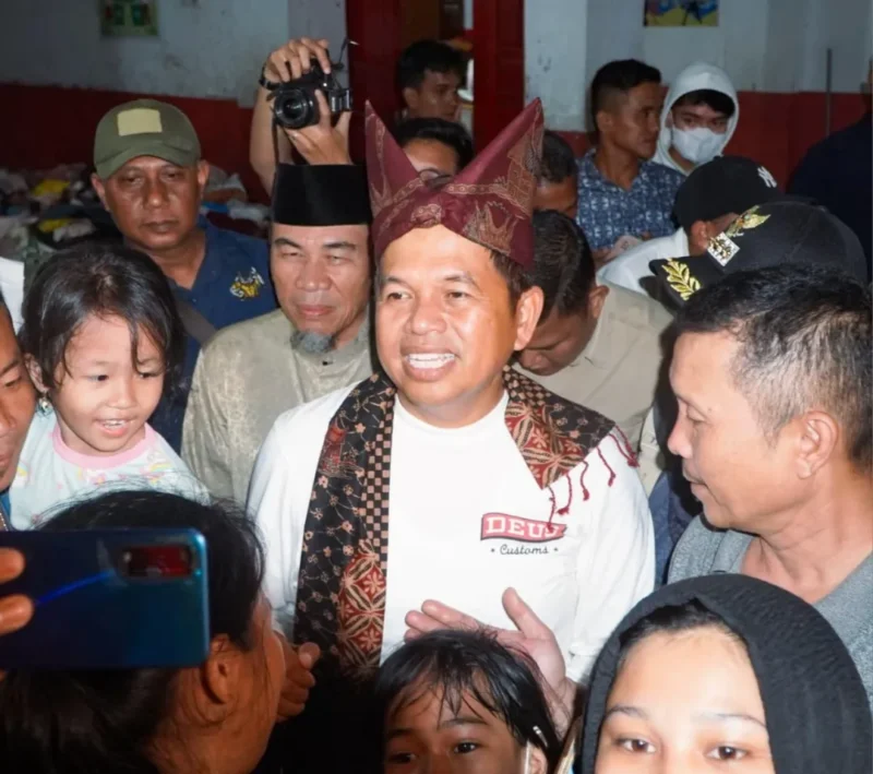 Gubernur Jabar Dedi Mulyadi meninjau korban banjir dan longsor di Kota Bingkuang, Kamis (4/12/2025). (Foto: Prokopim Padang)