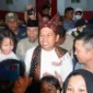 Gubernur Jabar Dedi Mulyadi meninjau korban banjir dan longsor di Kota Bingkuang, Kamis (4/12/2025). (Foto: Prokopim Padang)