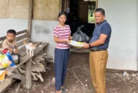 Kepala Dinas Kominfo Pessel, Wendi saat menyalurkan bantuan Telkom kepada warga terdampak banjir di Kecamatan Lengayang. (Foto: Dok. Kominfo)
