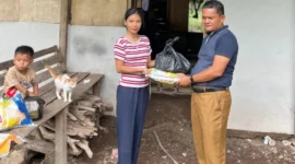 Kepala Dinas Kominfo Pessel, Wendi saat menyalurkan bantuan Telkom kepada warga terdampak banjir di Kecamatan Lengayang. (Foto: Dok. Kominfo)