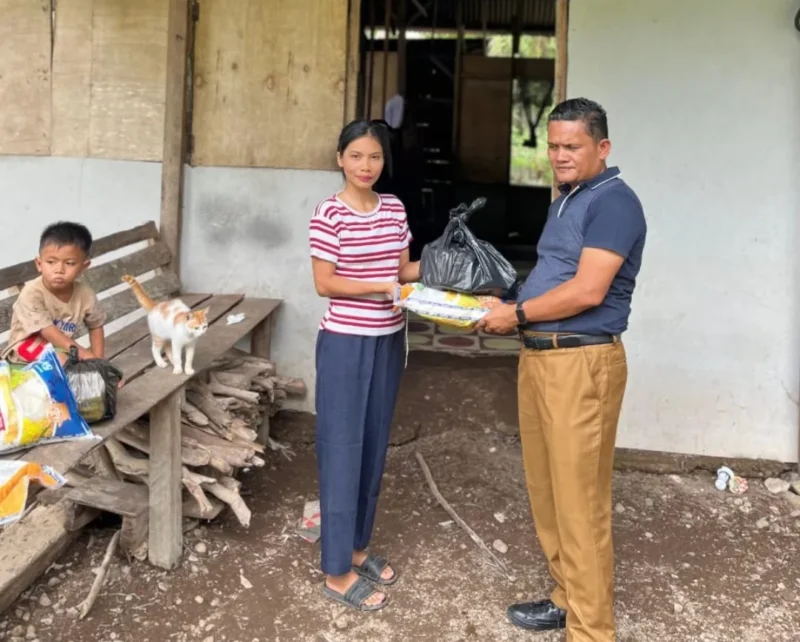 Kepala Dinas Kominfo Pessel, Wendi saat menyalurkan bantuan Telkom kepada warga terdampak banjir di Kecamatan Lengayang. (Foto: Dok. Kominfo)