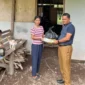 Kepala Dinas Kominfo Pessel, Wendi saat menyalurkan bantuan Telkom kepada warga terdampak banjir di Kecamatan Lengayang. (Foto: Dok. Kominfo)