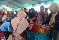 Pemko Padang melalui Dinas Perikanan dan Pangan kembali menggelar Gerakan Pangan Murah (GPM) di Lapangan Tugu Apeksi Balai Kota Padang, Aie Pacah, Kamis (11/12/2025). (Foto: Diskominfo Padang)