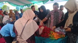 Pemko Padang melalui Dinas Perikanan dan Pangan kembali menggelar Gerakan Pangan Murah (GPM) di Lapangan Tugu Apeksi Balai Kota Padang, Aie Pacah, Kamis (11/12/2025). (Foto: Diskominfo Padang)
