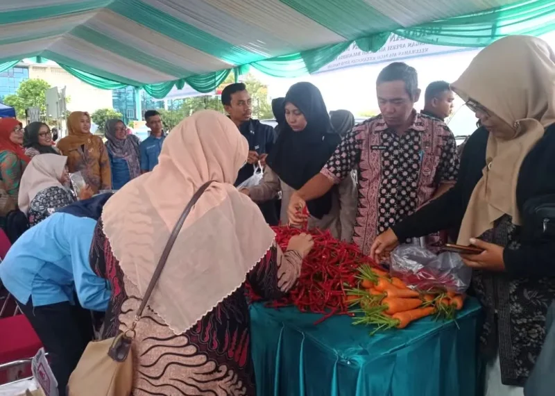 Pemko Padang melalui Dinas Perikanan dan Pangan kembali menggelar Gerakan Pangan Murah (GPM) di Lapangan Tugu Apeksi Balai Kota Padang, Aie Pacah, Kamis (11/12/2025). (Foto: Diskominfo Padang)