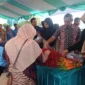 Pemko Padang melalui Dinas Perikanan dan Pangan kembali menggelar Gerakan Pangan Murah (GPM) di Lapangan Tugu Apeksi Balai Kota Padang, Aie Pacah, Kamis (11/12/2025). (Foto: Diskominfo Padang)