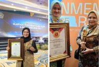 Staf Ahli Wali Kota Bidang Kemasyarakatan dan Sumber Daya Manusia, dr. Feri Mulyani saat menerima penghargaan. (Foto: Diskominfo Padang)